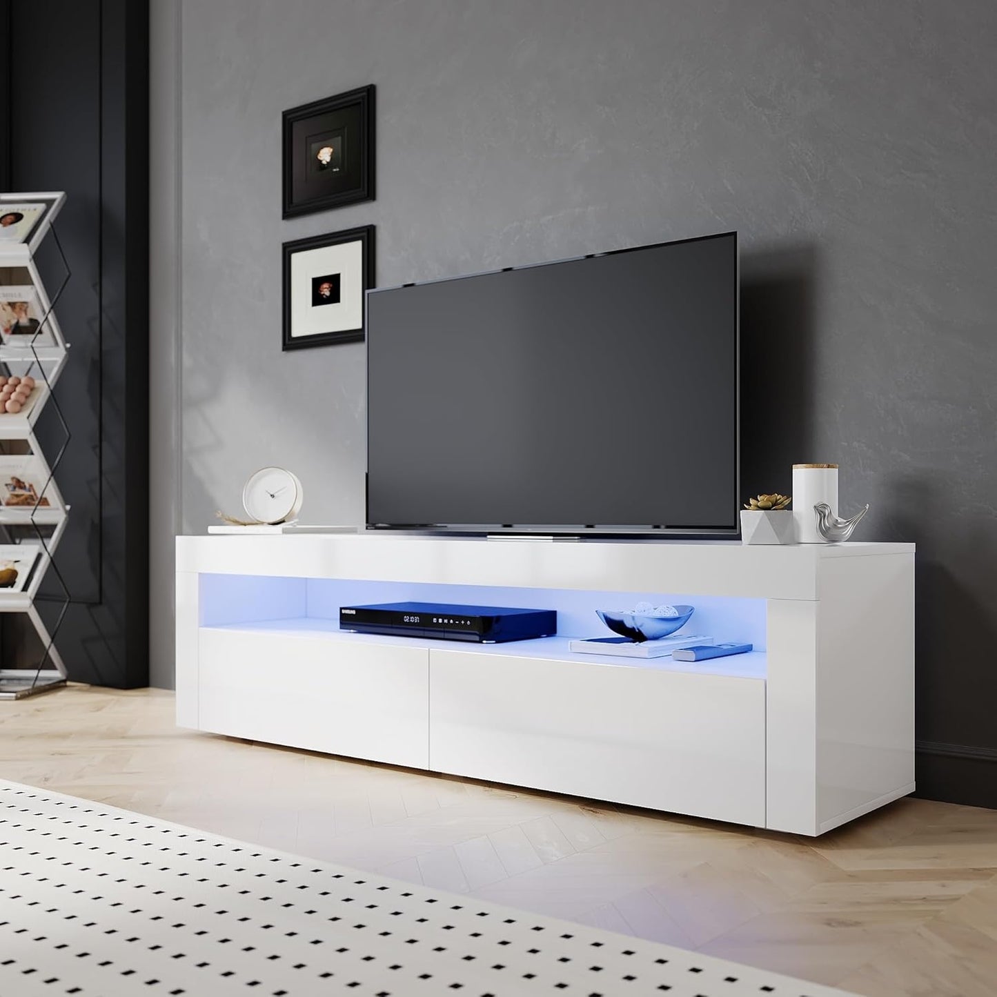Console TV blanche avec LED RGB, deux placards fermes et rangements spacieux
